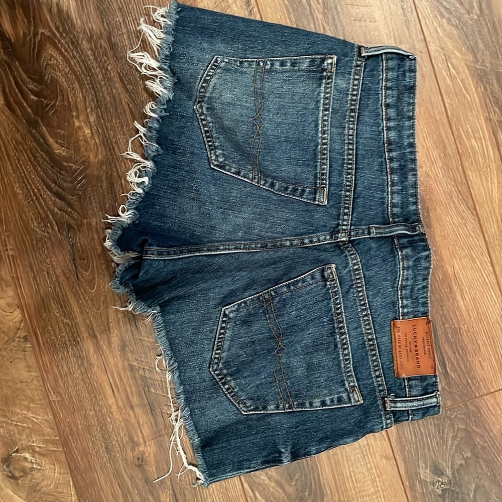 Like New Lucky Brand cutoff shorts sz 6 \ 28 - Picture 2 of 3